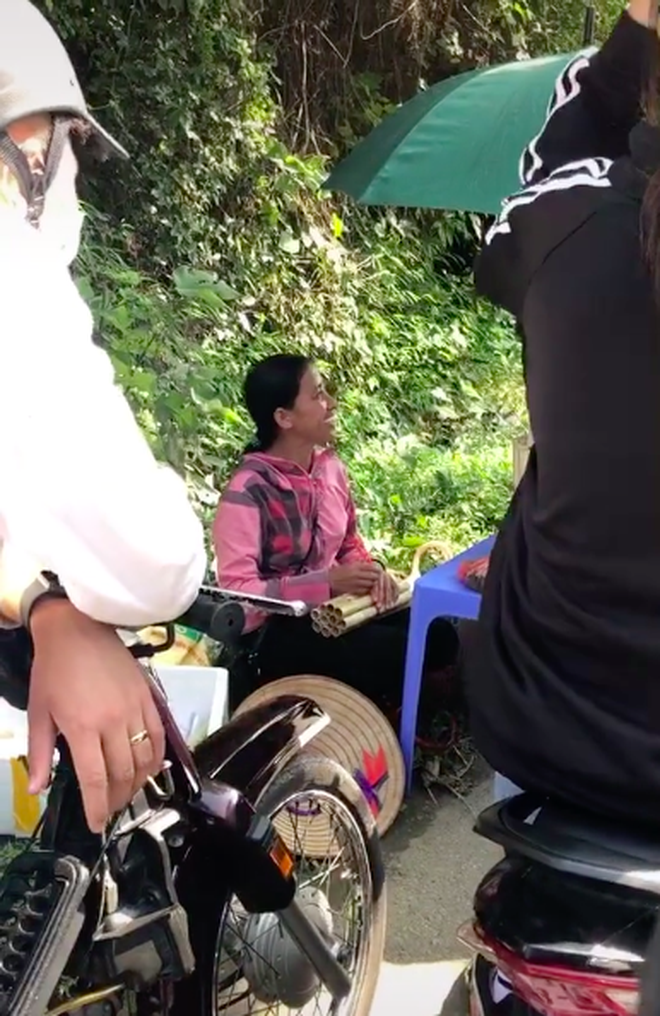 Bà Lý Vlog hiện tại: Bán cơm lam vỉa hè, cười gượng khi bị nhận ra