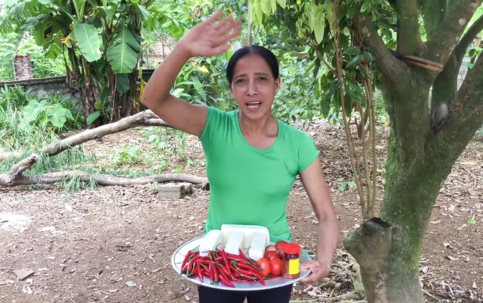 Bà Lý Vlog hiện tại: Bán cơm lam vỉa hè, cười gượng khi bị nhận ra