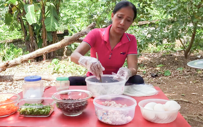 Bà Lý Vlog hiện tại: Bán cơm lam vỉa hè, cười gượng khi bị nhận ra
