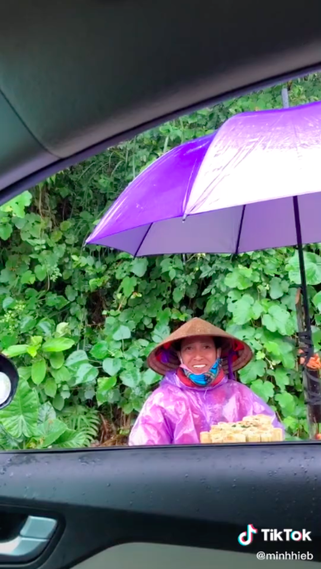 Bà Lý Vlog hiện tại: Bán cơm lam vỉa hè, cười gượng khi bị nhận ra