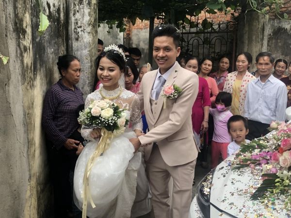 Cặp vợ chồng 2 chân ở Bắc Giang hạnh phúc chào đón con trai đầu lòng