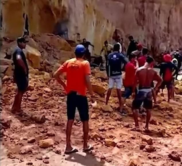 Đi nghỉ mát ở biển, gia đình 3 người bị đè khi vách đá sụp đổ