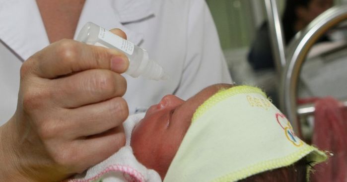 Mẹ xịt thuốc nhỏ mũi cho con, bé 11 tháng ngộ độc, nhập viện cấp cứu