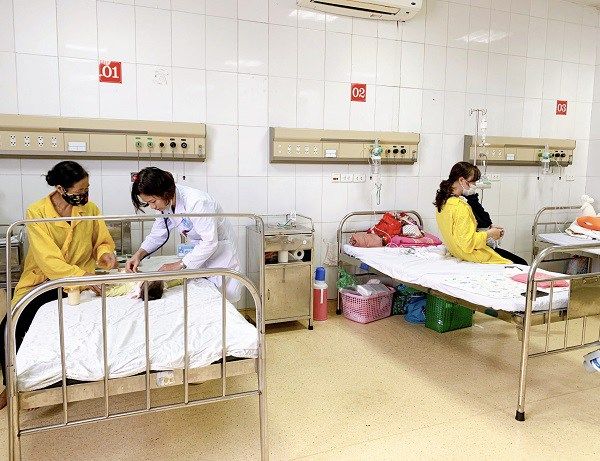 Mẹ xịt thuốc nhỏ mũi cho con, bé 11 tháng ngộ độc, nhập viện cấp cứu