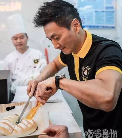 Triển Chiêu Hà Gia Kính sống giản dị tuổi xế chiều ở tuổi 61