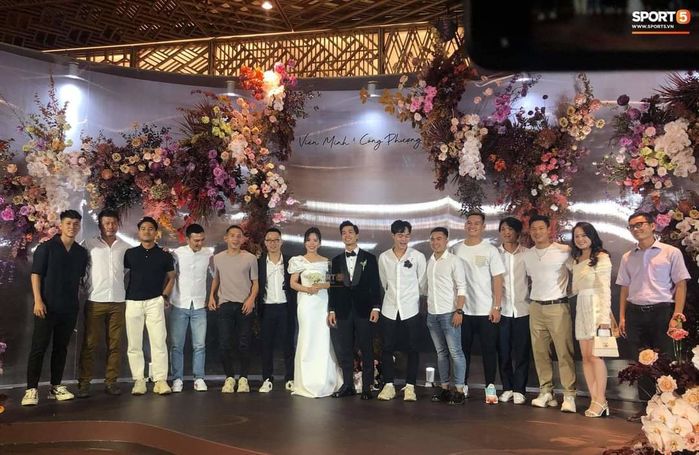 Những khoảnh khắc ngọt ngào trong lễ cưới Công Phượng - Viên Minh