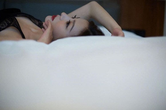 U50, Triệu Vy vẫn táo bạo tung ảnh giường chiếu