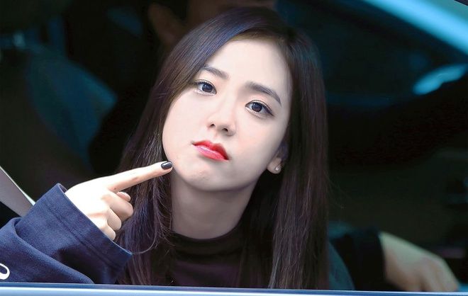 Visual đỉnh như Jisoo: Makeup sương sương vẫn đẹp ngất ngây