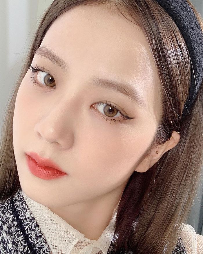 Visual đỉnh như Jisoo: Makeup sương sương vẫn đẹp ngất ngây