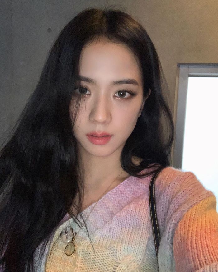 Visual đỉnh như Jisoo: Makeup sương sương vẫn đẹp ngất ngây