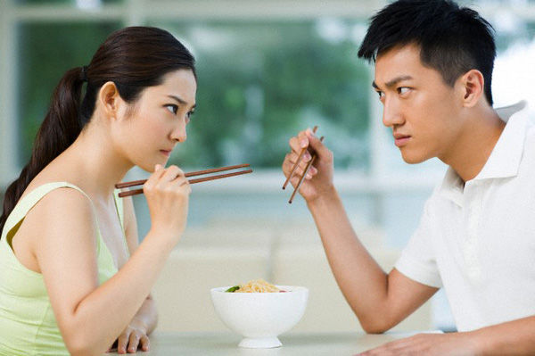 Vợ dọn cơm xếp thiếu đôi đũa, chồng lật đổ mâm cơm tung tóe