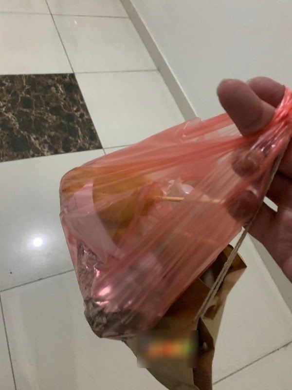Không cho trẻ em trong chung cư xiên nướng, cô gái bị chửi tham ăn