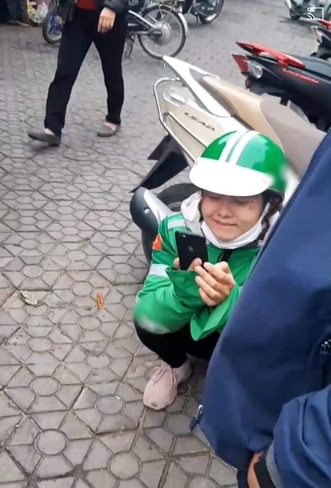 Nữ tài xế xe ôm công nghệ ôm mặt khóc vì bị khách lừa mất điện thoại