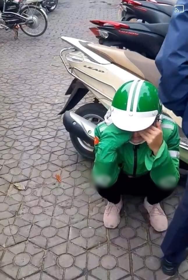 Nữ tài xế xe ôm công nghệ ôm mặt khóc vì bị khách lừa mất điện thoại