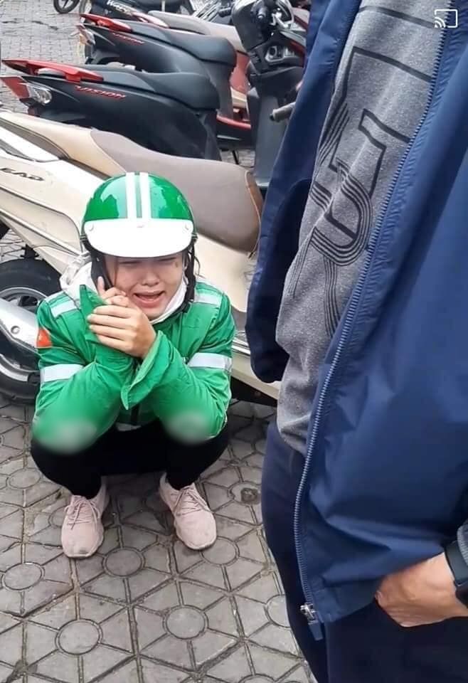 Nữ tài xế xe ôm công nghệ ôm mặt khóc vì bị khách lừa mất điện thoại
