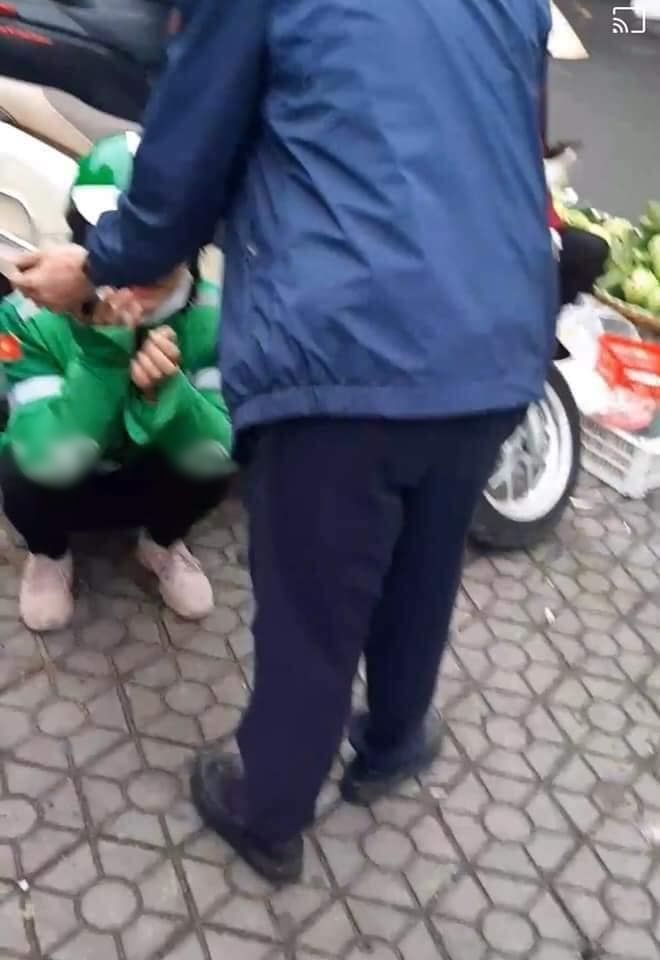 Nữ tài xế xe ôm công nghệ ôm mặt khóc vì bị khách lừa mất điện thoại