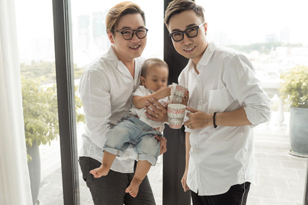 Cuộc sống của 2 cặp đồng tính Việt sau sinh con