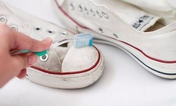 4 cách giặt giày trắng sạch như mới ngay tại nhà