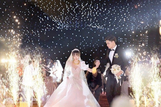 4 đám cưới đình đám năm 2020: Cô dâu Sài Gòn đeo vàng trĩu cổ