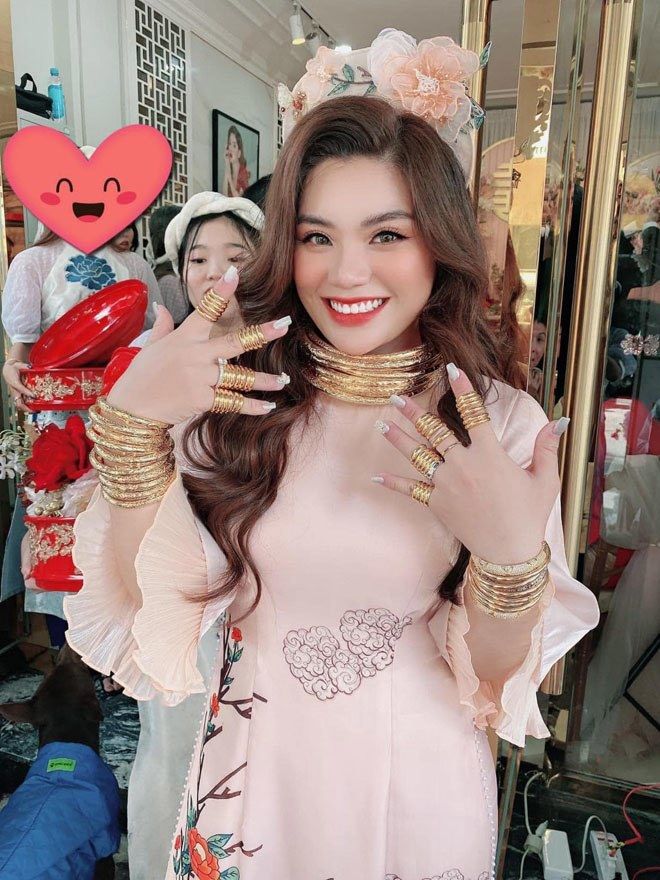 4 đám cưới đình đám năm 2020: Cô dâu Sài Gòn đeo vàng trĩu cổ