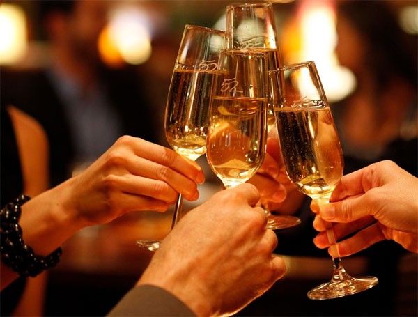 5 cách ăn tiệc thoải mái, không sợ tăng cân: Luôn chọn đĩa nhỏ