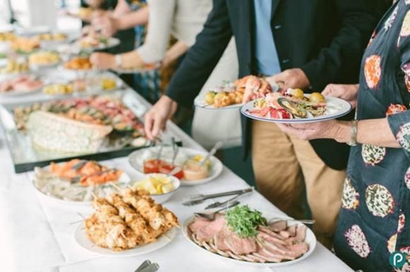 5 cách ăn tiệc thoải mái, không sợ tăng cân: Luôn chọn đĩa nhỏ