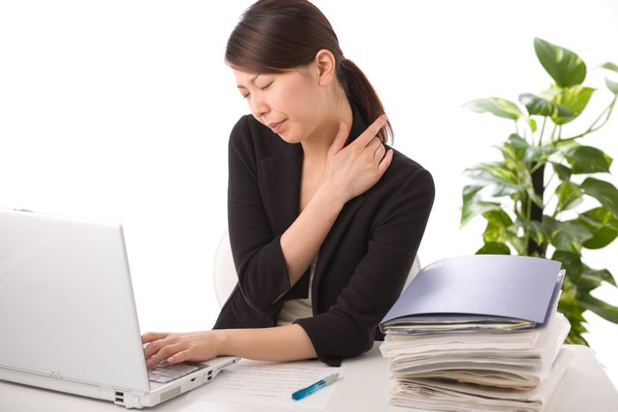 6 cách giảm nhanh đau cứng cổ - triệu chứng hay gặp của dân văn phòng