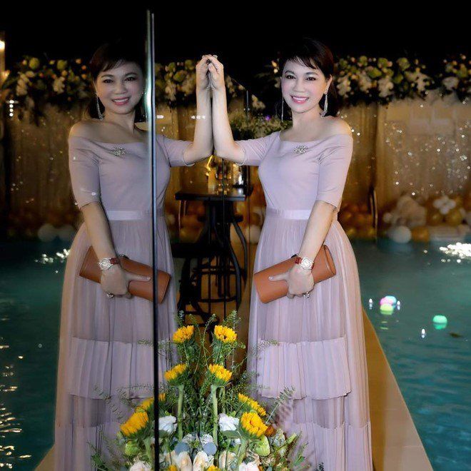 Mẹ chồng Diệp Lâm Anh trẻ đẹp khó tin, chụp cùng con dâu mà như chị em