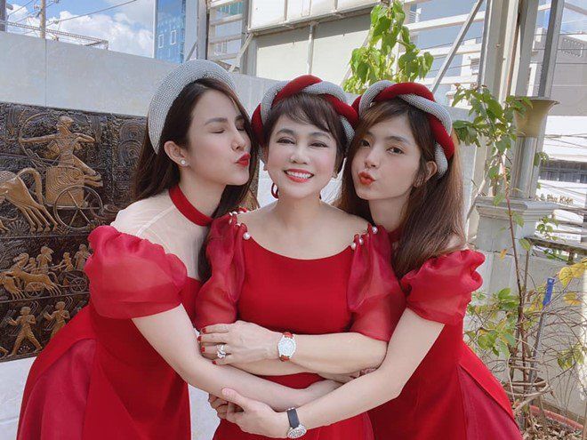 Mẹ chồng Diệp Lâm Anh trẻ đẹp khó tin, chụp cùng con dâu mà như chị em