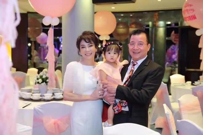 Mẹ chồng Diệp Lâm Anh trẻ đẹp khó tin, chụp cùng con dâu mà như chị em