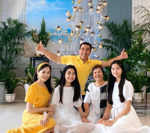 Vợ con Quyền Linh hóa tiên nữ khi mặc đồ cổ trang, bé Lọ Lem gây sốt