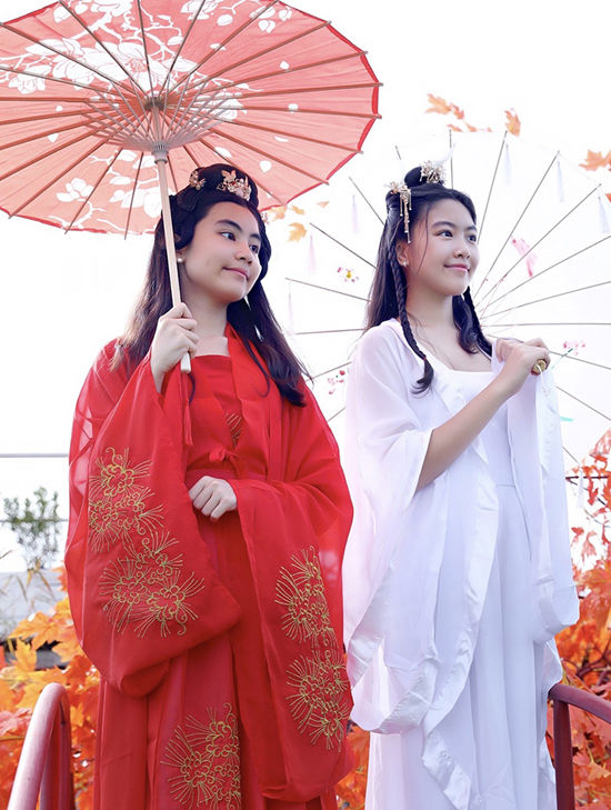 Vợ con Quyền Linh hóa tiên nữ khi mặc đồ cổ trang, bé Lọ Lem gây sốt