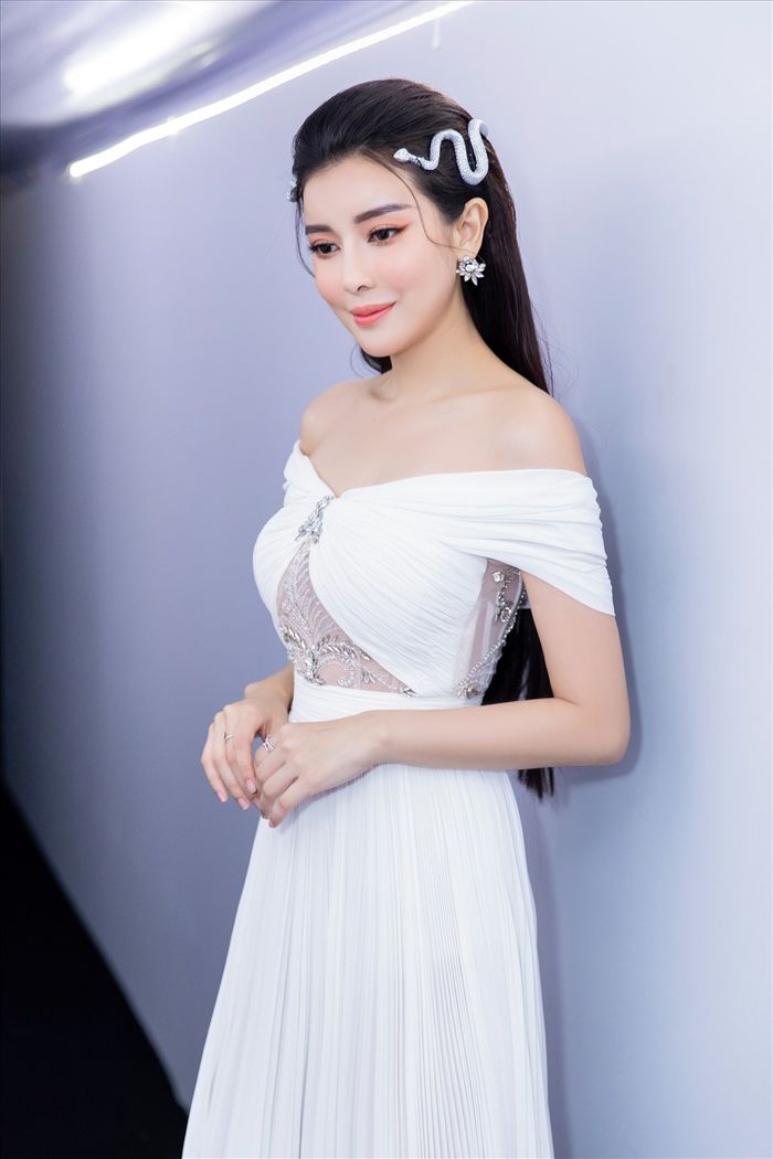 Mỹ nhân thừa nhận dựa đại gia: Mua nhà, tậu xe, sắm hàng hiệu đủ cả