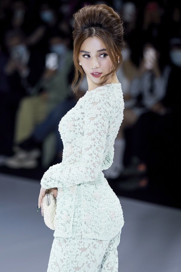 Mỹ nhân thừa nhận dựa đại gia: Mua nhà, tậu xe, sắm hàng hiệu đủ cả