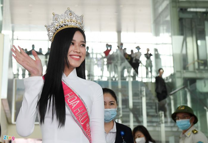 Hoa hậu về quê sau đăng quang: Người lặng lẽ, người cả làng ra xem