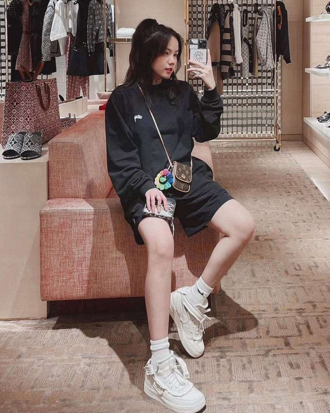 Style sao Việt tuần qua: Thanh Hằng mặc bạo chưa từng thấy
