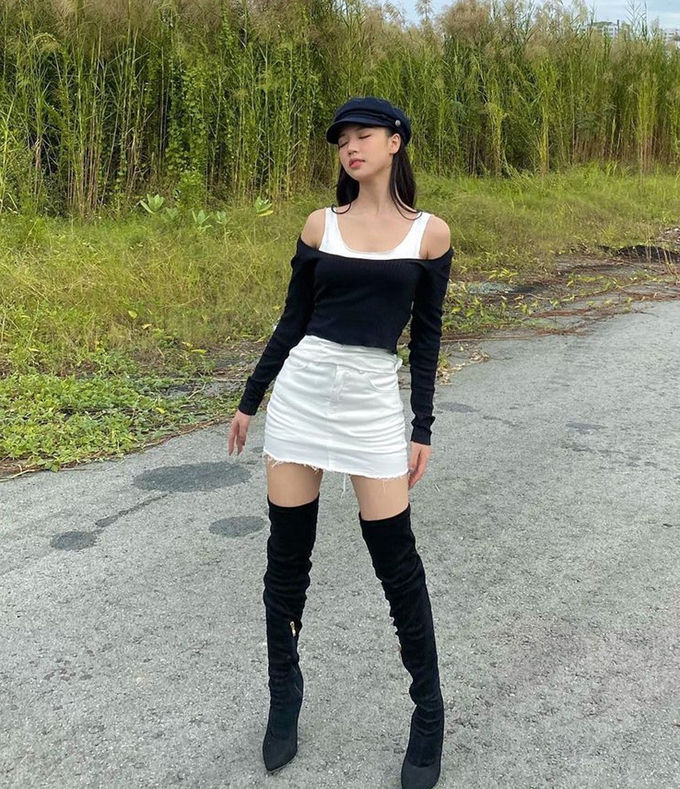 Thời trang sao Việt tuần qua: Tiểu Vy khoe cặp tuyết lê đẹp xỉu