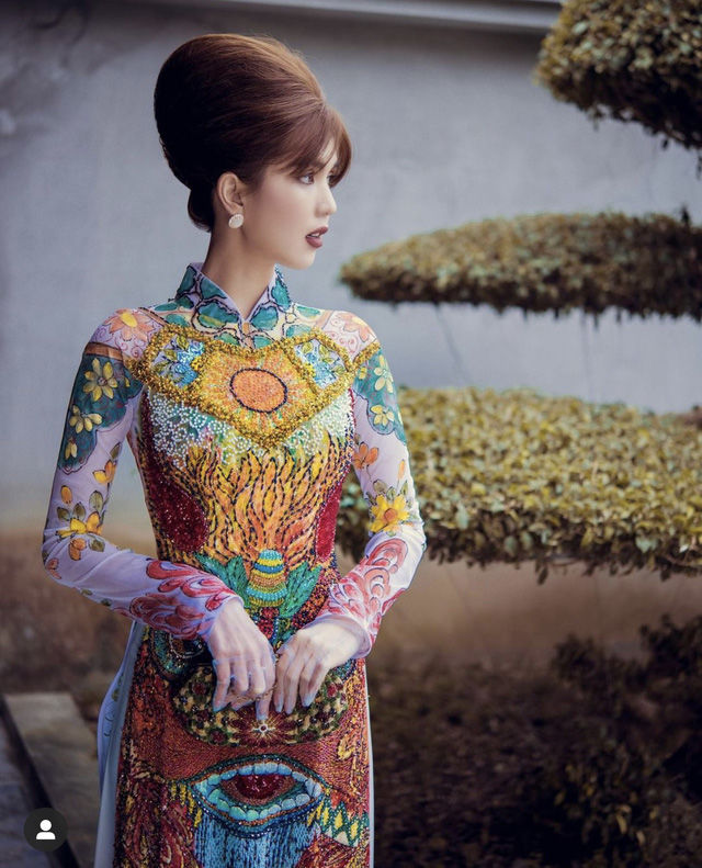 Style sao Việt tuần qua: Ngọc Trinh kín đáo lạ lùng