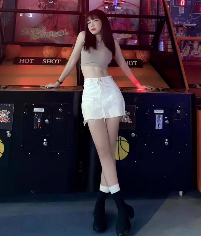 Thời trang sao Việt tuần qua: Tiểu Vy khoe cặp tuyết lê đẹp xỉu