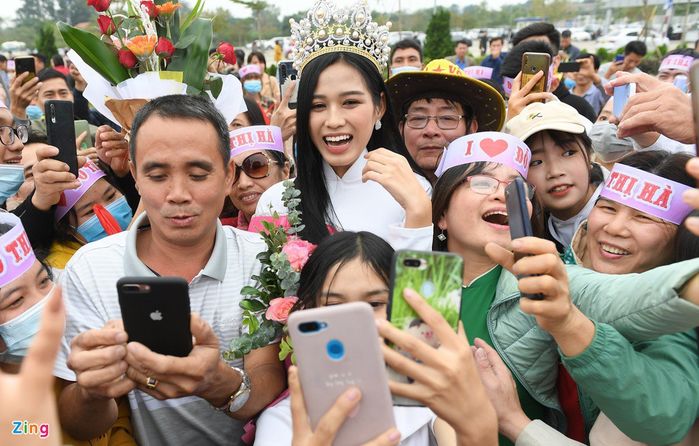 Hoa hậu về quê sau đăng quang: Người lặng lẽ, người cả làng ra xem