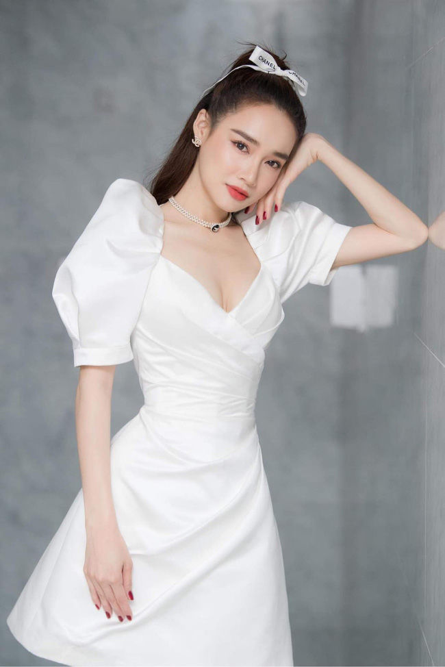 Tung clip hậu trường, Nhã Phương gây sốt với vẻ đẹp không góc chết