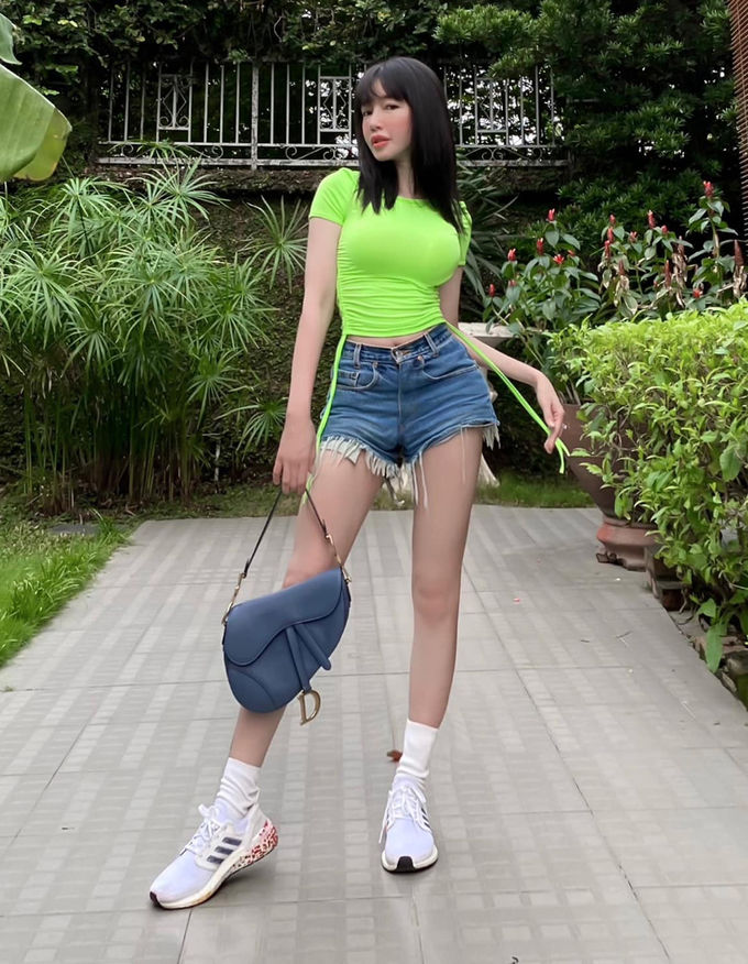 Style sao Việt tuần qua: Thanh Hằng mặc bạo chưa từng thấy