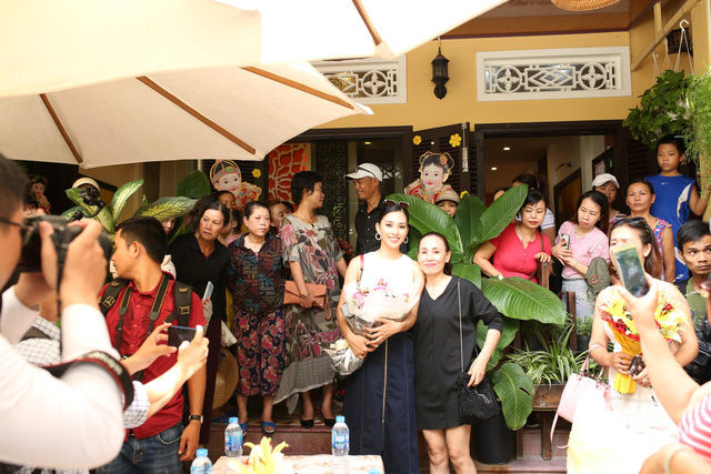 Hoa hậu về quê sau đăng quang: Người lặng lẽ, người cả làng ra xem
