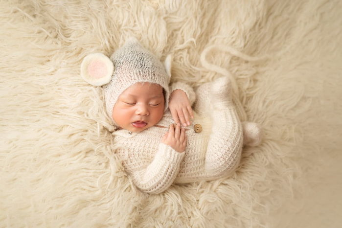 Á hậu Thúy Vân hạnh phúc khoe ảnh bên chồng con