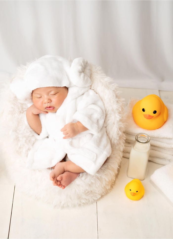 Á hậu Thúy Vân hạnh phúc khoe ảnh bên chồng con