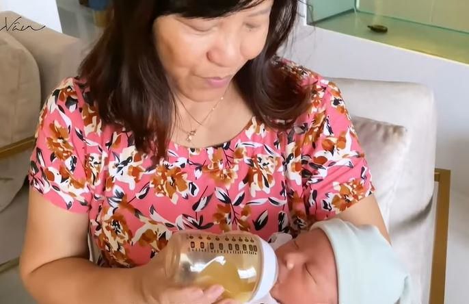 Á hậu Thúy Vân làm mẹ: Ngày hút 3 lít sữa, con 6 tuần lớn như thổi