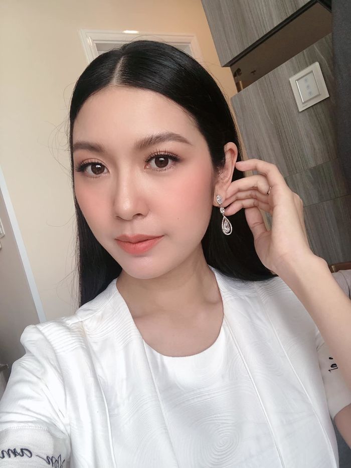 Á hậu Thúy Vân làm mẹ: Ngày hút 3 lít sữa, con 6 tuần lớn như thổi