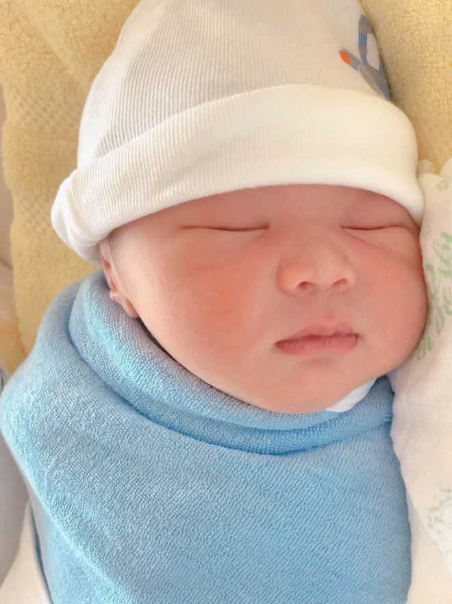 Á hậu Thúy Vân làm mẹ: Ngày hút 3 lít sữa, con 6 tuần lớn như thổi