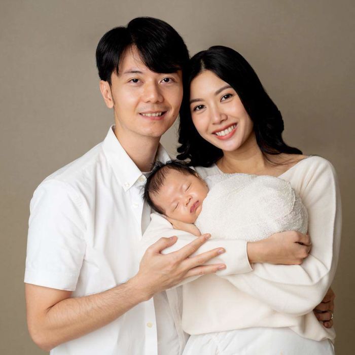 Á hậu Thúy Vân làm mẹ: Ngày hút 3 lít sữa, con 6 tuần lớn như thổi