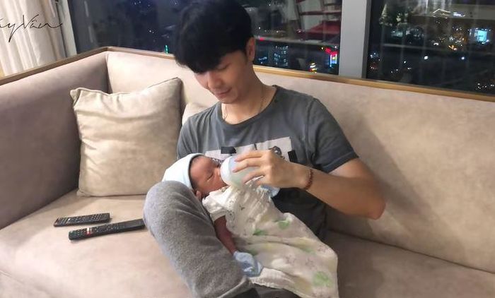 Á hậu Thúy Vân làm mẹ: Ngày hút 3 lít sữa, con 6 tuần lớn như thổi